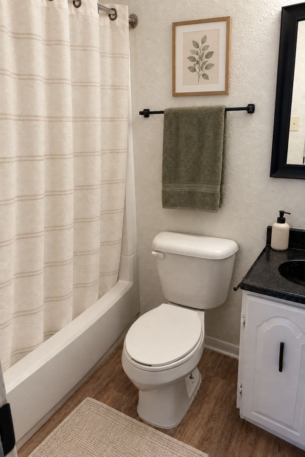 Baño con tina y regadera, inodoro y lavabo