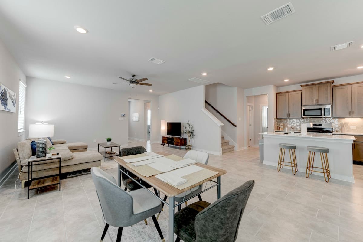 4-bedroom furnished rental in Taylor